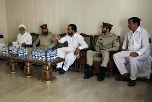 Pakistan: Army officers visit families of martyred cops to pay tribute