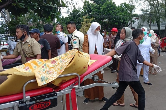 Indonesian quake kills at least 162 and injures hundreds